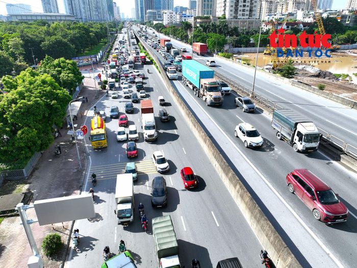 Các phương tiện "chen chân" rời Thủ đô trong chiều 28/8.