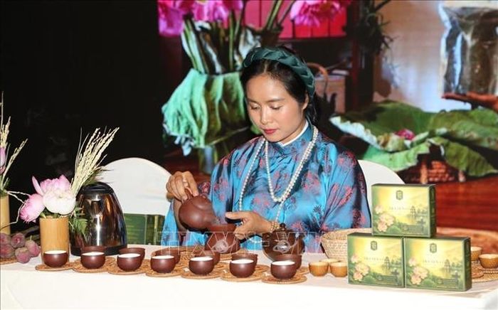 Nghệ nhân Lâm Diệu Linh biểu diễn nghệ thuật pha trà. Ảnh: TTXVN phát