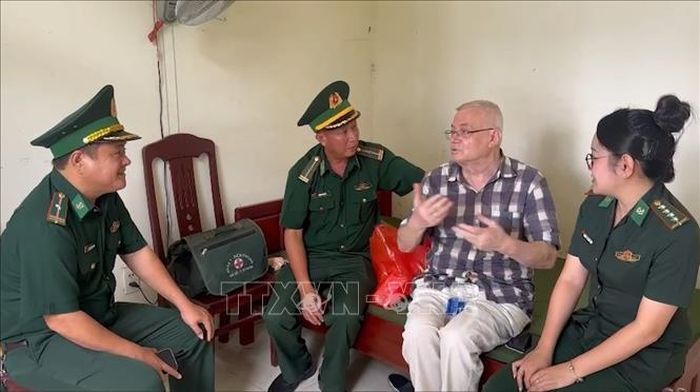 Ông Grosman Eugene (sinh năm 1945, quốc tịch Mỹ) bày tỏ mong muốn sau khi qua đời sẽ hiến tạng cho y học Việt Nam, góp phần cứu chữa, mang lại cơ hội sống cho người bệnh. Ảnh: TTXVN phát