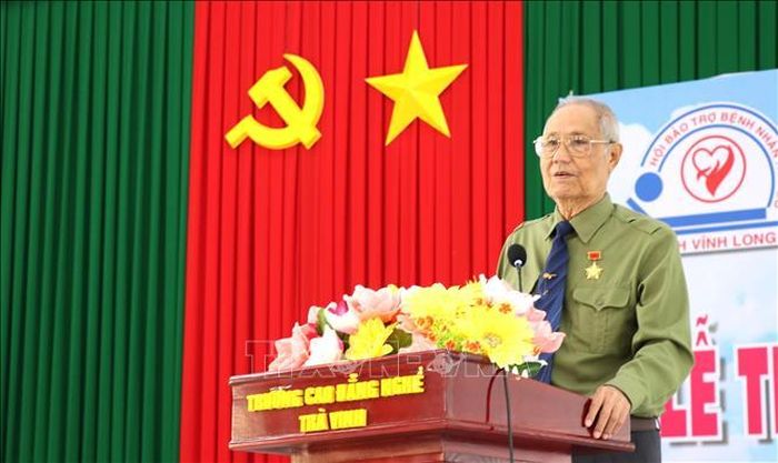 Chủ tịch Hội Bảo trợ bệnh nhân nghèo tỉnh Vĩnh Long Trần Công Ngữ phát biểu tại buổi lễ.