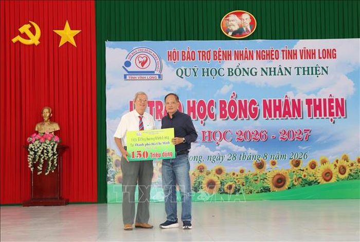 Đại diện Hội Bảo trợ bệnh nhân nghèo tỉnh Vĩnh Long tiếp nhận kinh phí tài trợ của Hội đồng hương Vĩnh Long tại Thành phố Hồ Chí Minh để hỗ trợ học sinh có hoàn cảnh khó khăn.
