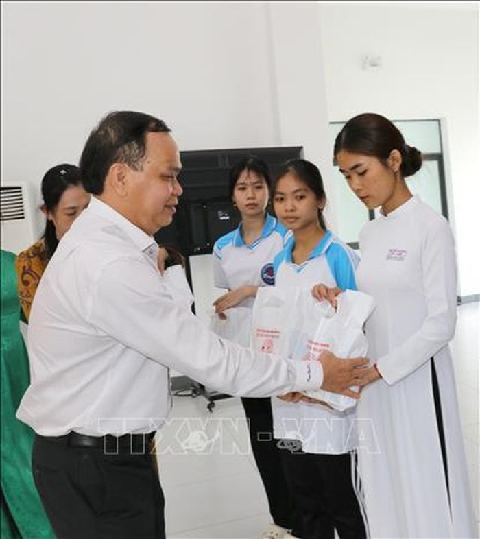 Phó Giám đốc Sở Giáo dục và Đào tạo tỉnh Vĩnh Long Võ Văn Luyến trao học bổng cho học sinh có hoàn cảnh khó khăn học giỏi.