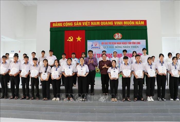 Ban Tổ chức trao học bổng cho học sinh có hoàn cảnh khó khăn học giỏi.