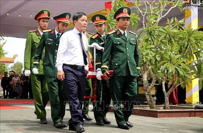 Lễ truy điệu, an táng 13 hài cốt liệt sĩ tại Nghĩa trang liệt sĩ Hải Lăng, xã Diên Sanh, tỉnh Quảng Trị. Ảnh: TTXVN phát