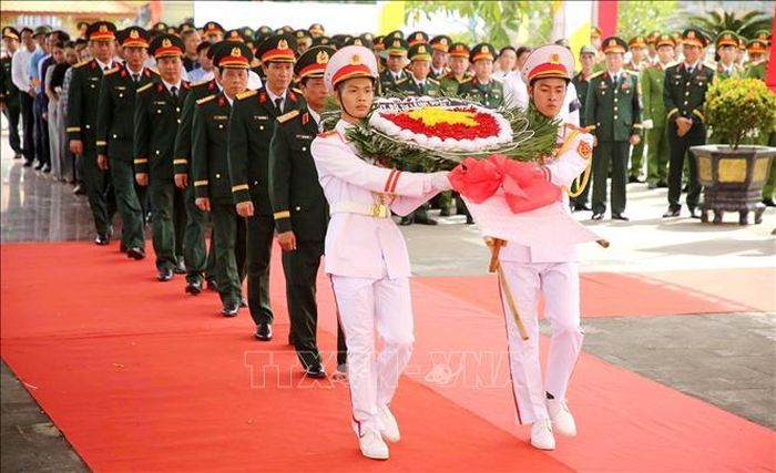 Lễ truy điệu, an táng 13 hài cốt liệt sĩ tại Nghĩa trang liệt sĩ Hải Lăng. Ảnh: TTXVN phát