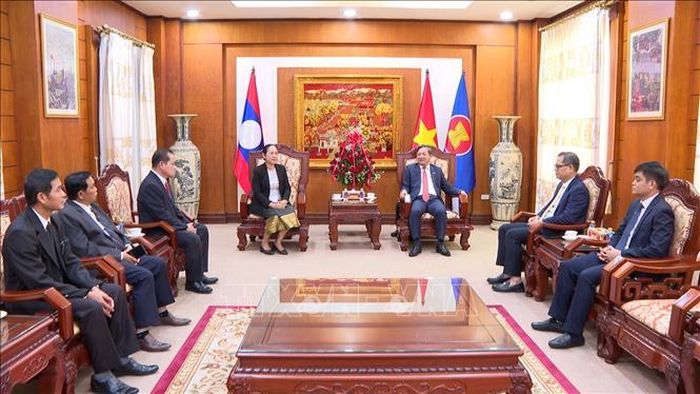 Đoàn Ủy ban Kiểm tra Trung ương do đồng chí Pingkham Lasasimma, Ủy viên Trung ương Đảng, Phó Chủ nhiệm Ủy ban làm Trưởng đoàn đến chúc mừng. Ảnh: Xuân Tú/TTXVN