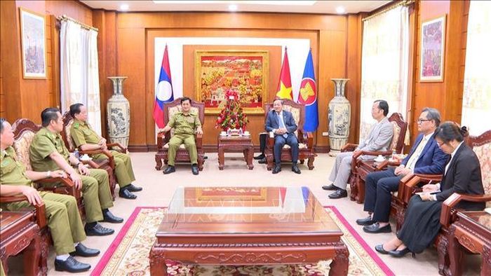 Đoàn Bộ Công an do Trung tướng Khonsavan Somphaxay, Thứ trưởng làm Trưởng đoàn đến chúc mừng. Ảnh: Xuân Tú/TTXVN