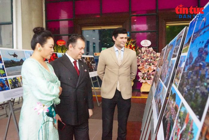 Khách tham quan tìm hiểu các tác phẩm được trưng bày tại triển lãm của NSNA Nguyễn Á.
