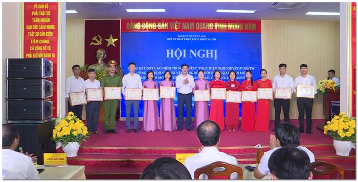 Khen thưởng tập thể và cá nhân có thành tích xuất sắc trong đợt cao điểm 90 ngày đêm .