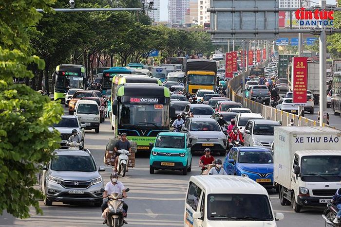 Mật độ ô tô, xe máy và xe buýt tăng cao trên tuyến đường hướng ra cửa ngõ Thủ đô chiều 28/8.