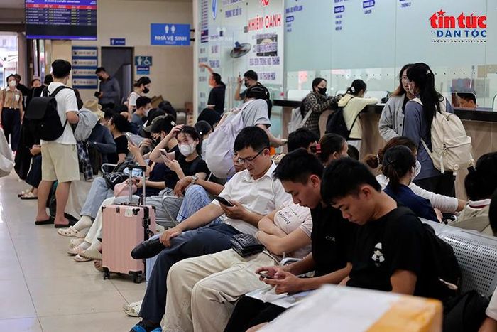 Hành khách mang theo hành lý tập trung tại Bến xe Giáp Bát, chờ đến giờ lên xe về quê.