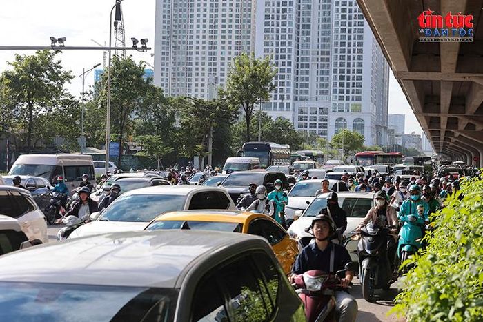 Lượng phương tiện tăng cao khi người dân bắt đầu rời Hà Nội về quê nghỉ lễ Quốc khánh 2/9.