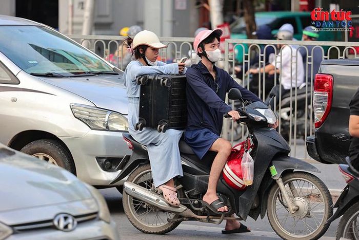 Người dân “tay xách, nách mang”, chở theo vali và đồ dùng cá nhân rời Hà Nội.