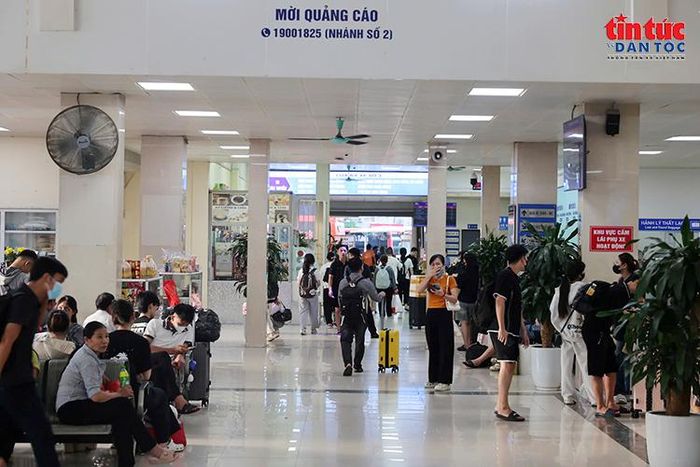 Các hàng ghế trong khu vực chờ của Bến xe Giáp Bát gần như kín chỗ.