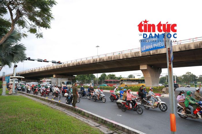 Dù phương tiện đông, giao thông tại cửa ngõ TP Hồ Chí Minh vẫn được điều tiết, không xảy ra ùn tắc kéo dài.