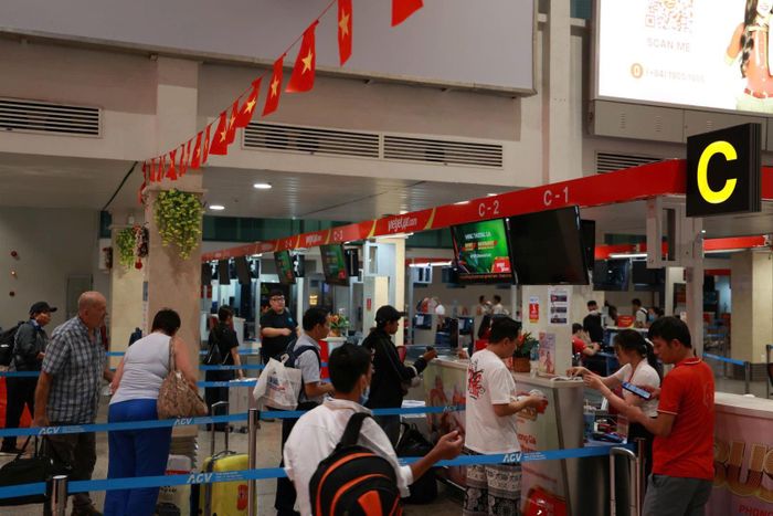 Hành khách xếp hàng chờ làm thủ tục check-in tại sân bay Tân Sơn Nhất trước kỳ nghỉ lễ Quốc khánh 2/9.