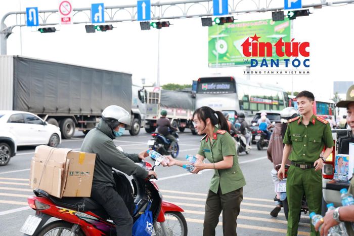 Công an TP Hồ Chí Minh phát nước suối miễn phí cho người dân trên đường về quê nghỉ lễ Quốc khánh 2/9.