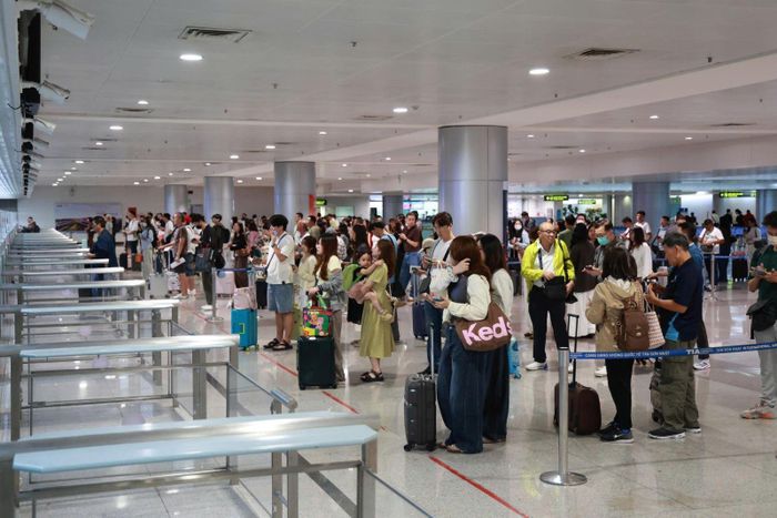Khu vực làm thủ tục tại sân bay Tân Sơn Nhất đông dần trong ngày 28/8.