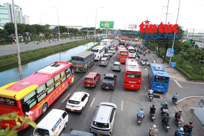 Các xe tải, xe khách nối đuôi nhau để tránh cao điểm giao thông buổi tối cùng ngày.