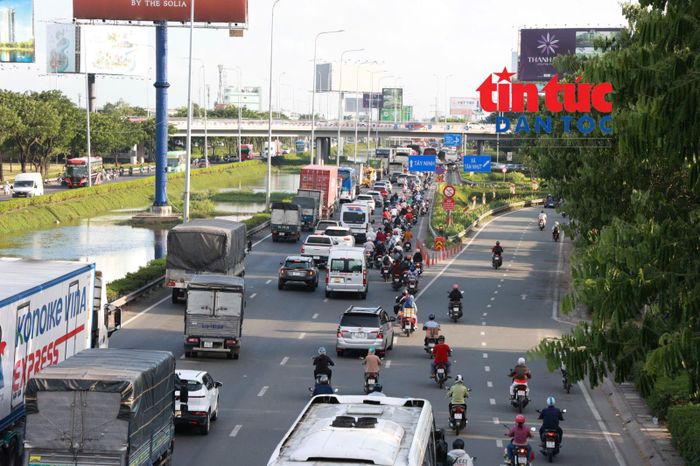 Dòng phương tiện di chuyển chậm tại cửa ngõ phía Tây trong ngày đầu cao điểm nghỉ lễ.