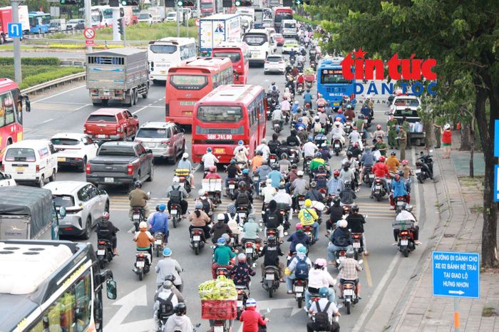 Lượng phương tiện cá nhân tham gia giao thông chiếm đa số tại cửa ngõ phía Tây.