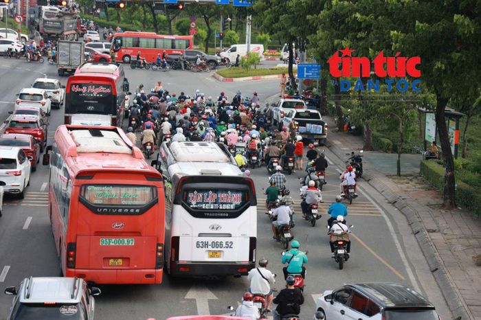 Lượng phương tiện tăng nhanh tại cửa ngõ phía Tây thành phố từ 17 giờ chiều ngày 28/8.