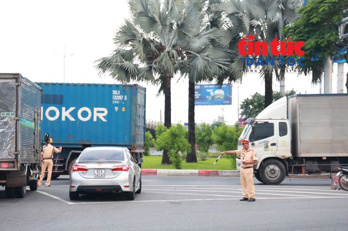 Lực lượng cảnh sát giao thông điều tiết giao thông tại các khu vực cửa ngõ từ khá sớm.