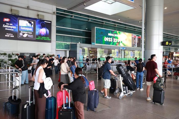 Khu vực chờ đợi tại sân bay Tân Sơn Nhất đông dần trong ngày 28/8.
