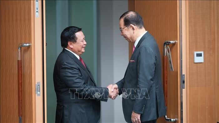 Đồng chí Shii Kazuo, Chủ tịch Ban chấp hành Trung ương Đảng Cộng sản Nhật Bản, chào mừng đoàn đại biểu Đảng Cộng sản Việt Nam do đồng chí Nguyễn Xuân Thắng, Chủ tịch Hội đồng Lý luận Trung ương, làm Trưởng đoàn. Ảnh: Xuân Giao/TTXVN