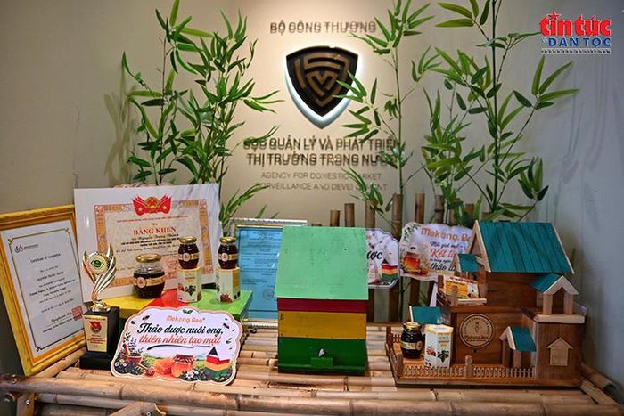 Các sản phẩm mật ong dú Mekong Bee được trưng bày tại Chương trình “Sức sống hàng Việt” số 12 ở Hà Nội.