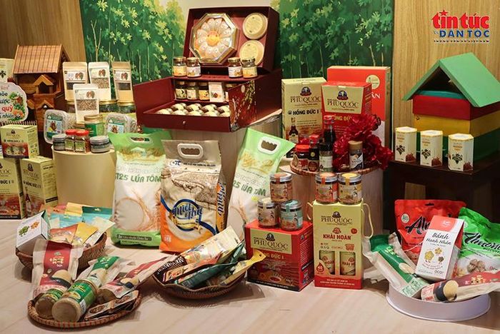 Nhiều sản phẩm OCOP, đặc sản tiêu biểu của An Giang được trưng bày tại không gian 62 Tràng Tiền, Hà Nội.