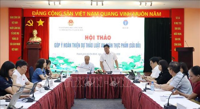 Ông Đỗ Xuân Tuyên, Thứ trưởng Bộ Y tế phát biểu tại Hội thảo.
