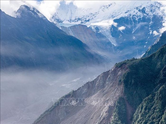Một khối băng, đá và đất lớn sạt xuống sông ở khu vực Himalaya, gây lũ quét nghiêm trọng, cuốn trôi nhiều nhà cửa, đường sá và công trình tại Nepal và Trung Quốc. Ảnh: THX/TTXVN