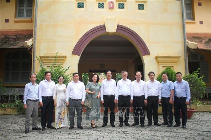 Lãnh đạo thành phố chụp ảnh lưu niệm cùng thầy cô Trường THPT Châu Văn Liêm.