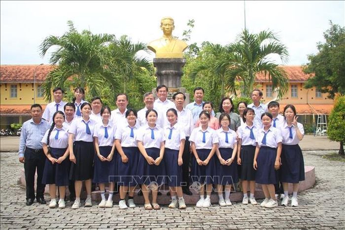 Lãnh đạo thành phố chụp ảnh lưu niệm cùng học sinh Trường THPT Châu Văn Liêm.
