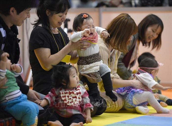 Các bé tham gia cuộc thi bò dành cho trẻ em từ 6 đến 16 tháng tuổi tại Tokyo, Nhật Bản. Ảnh tư liệu: AFP/TTXVN