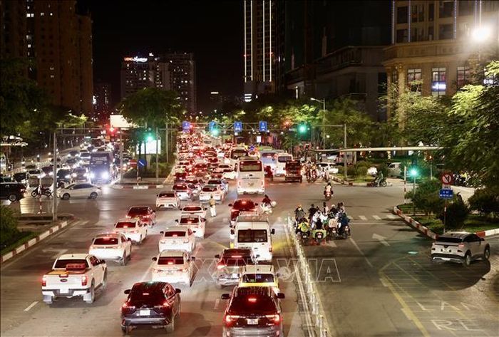 Ngã tư Xuân La - Võ Chí Công các phương tiện di chuyển rất khó khăn. Ảnh: Quốc Khánh/TTXVN