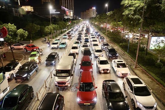 Các phương tiện mất hàng giờ để di chuyển rời Thủ đô trong tối muộn. Ảnh: Quốc Khánh/TTXVN