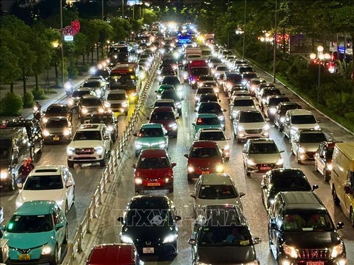 Các phương tiện vất vả rời Thủ đô trên đường Võ Chí Công. Ảnh: Quốc Khánh/TTXVN
