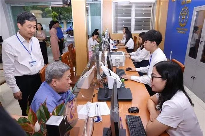 Cán bộ phường Cửa Nam (Hà Nội) tiếp công dân, sáng 1/7/2025. Ảnh: Văn Điệp/TTXVN