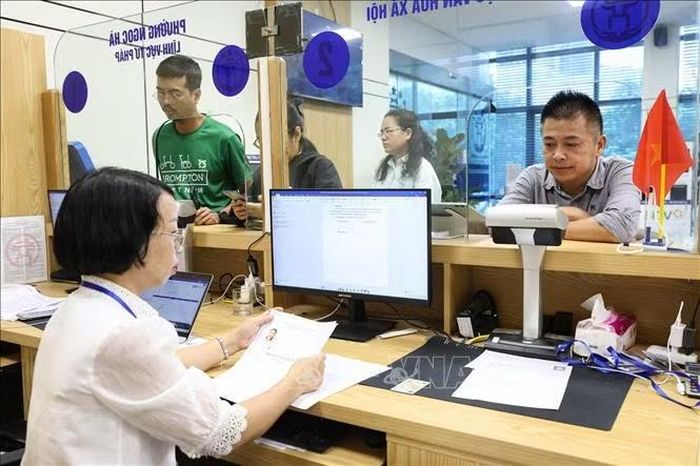 Cán bộ UBND phường Ngọc Hà (Hà Nội) hỗ trợ người dân giải quyết thủ tục hành chính. Ảnh: Lê Đông/TTXVN