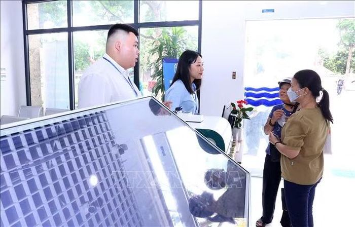 Cán bộ phường Tây Hồ, thành phố Hà Nội hướng dẫn người dân đến làm thủ tục hành chính. Ảnh: Văn Điệp/TTXVN