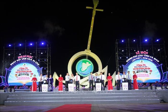 Lãnh đạo các Bộ, Ngành trung ương và Lãnh đạo Tỉnh ủy, UBND tỉnh Cà Mau cùng thực hiện nghi thức khai mạc. Ảnh: Chanh Đa/TTXVN