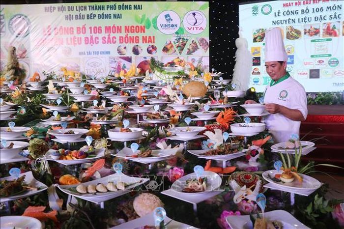 Đầu bếp tỉ mỉ trang trí cho sa bàn 106 món ngon đặc sắc Đồng Nai.