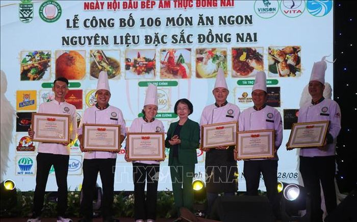 Ban tổ chức trao bằng khen của Hiệp hội Du lịch Việt Nam cho các đầu bếp tại thành phố Đồng Nai.