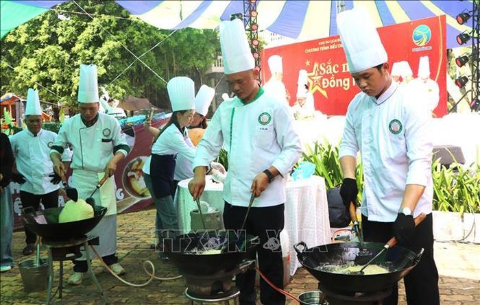 Các đầu bếp ở Đồng Nai chuẩn bị món xôi chiên phồng để góp vào sa bàn 106 món ngon đặc sắc Đồng Nai.