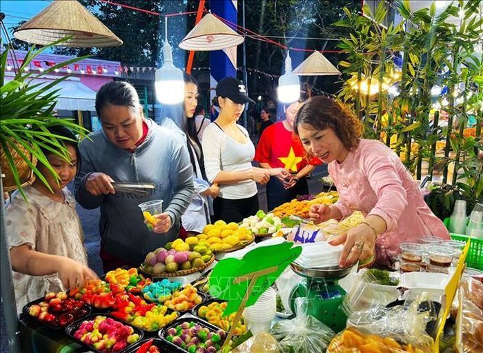 Các gian hàng đa dạng loại hàng và bài trí bắt mắt.