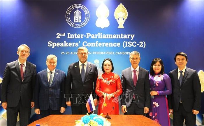 Phó Chủ tịch Quốc hội Nguyễn Thị Thanh và Phó Chủ tịch Hội đồng Liên bang Quốc hội LB Nga Konstantin Kosachev và đại biểu hai đoàn chụp ảnh chung. Ảnh: Huy Bình/TTXVN