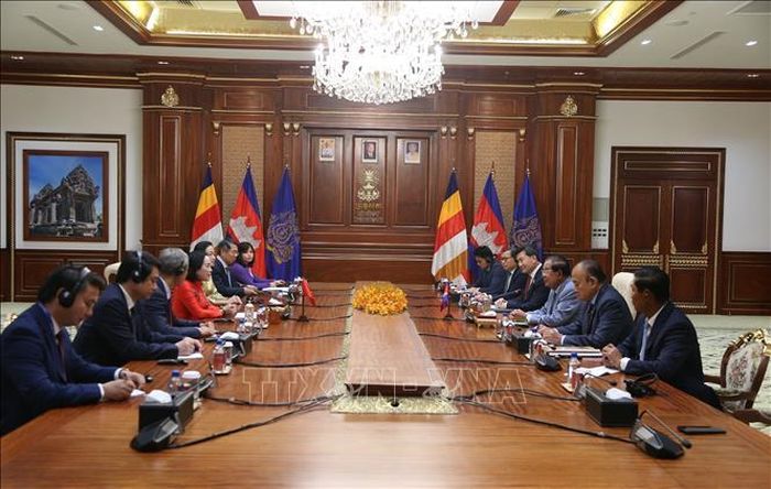 Phó Chủ tịch Quốc hội Nguyễn Thị Thanh chào xã giao Chủ tịch Thượng viện Campuchia Hun Sen. Ảnh: Minh Hưng/TTXVN