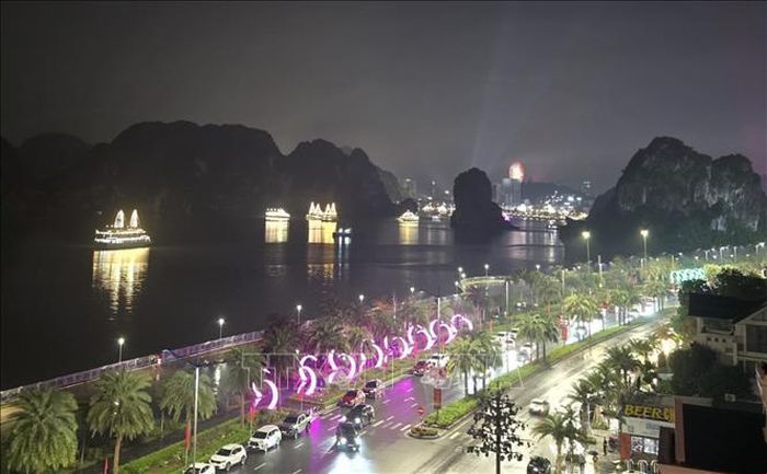 Cùng với sân khấu nghệ thuật tại Quảng trường 30/10, 72 tàu du lịch trên vịnh Hạ Long đồng thời tham gia trình diễn ánh sáng, bắn pháo hoa... tạo nên một không gian nghệ thuật đa chiều trên bờ và trên biển.